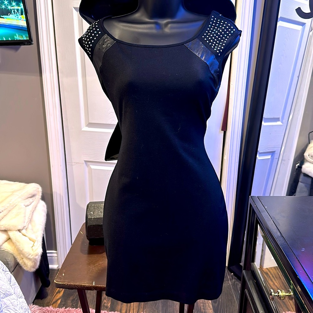 Fitted dress with sequins detail on sleeves